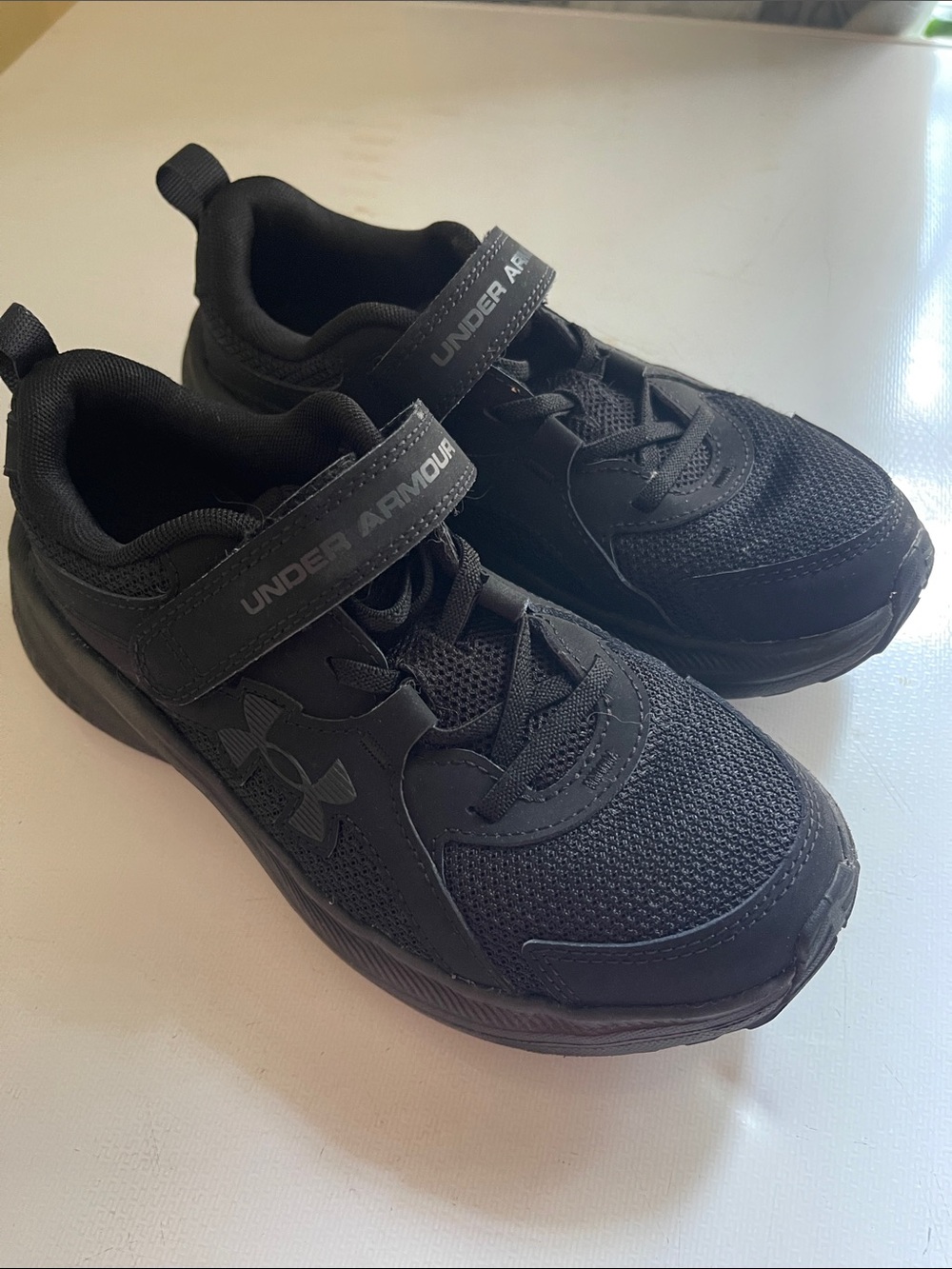 Under Armour Kids Black Mesh Sneakers like new
